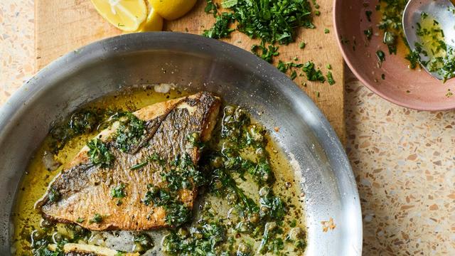 Bild: Dorade mit Zitronen-Kapern-Butter: Frischer Fisch betört alle Sinne