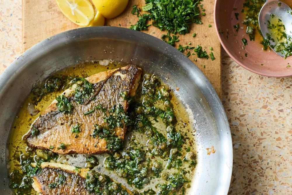 Dorade mit Zitronen-Kapern-Butter: Eine Pfanne, ein Fisch, ein Dressing – so entsteht in zehn Minuten ein wunderbares Gericht.