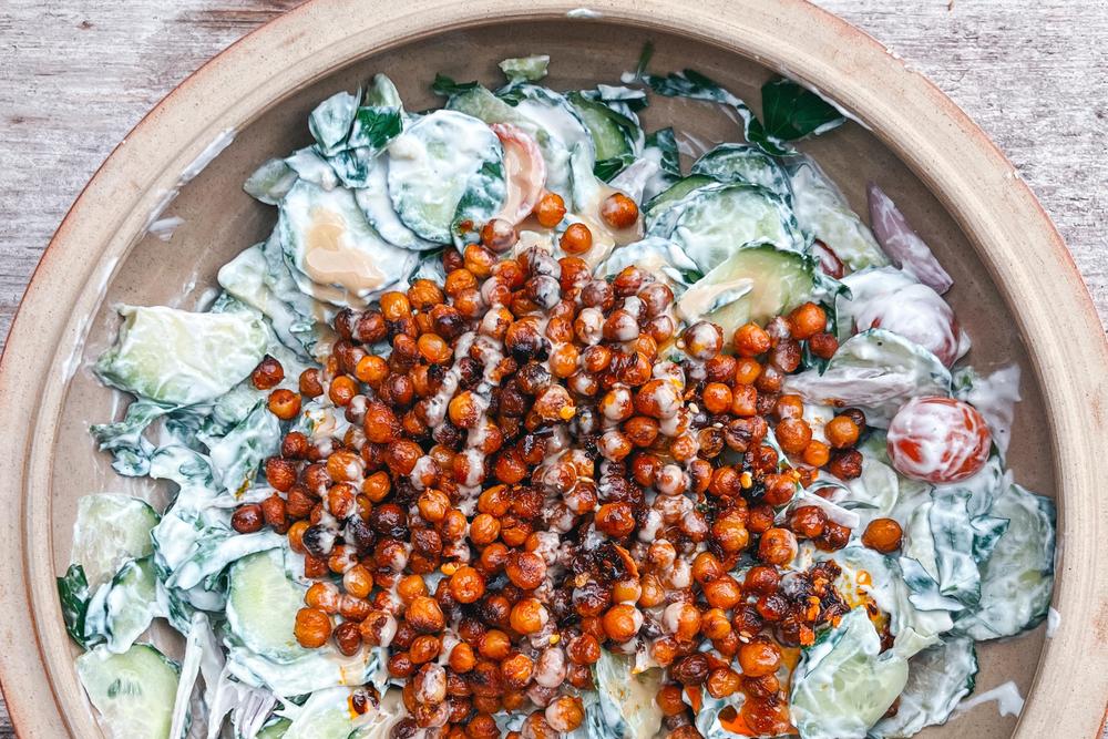 Gurken-Kichererbsen-Salat: Gurken-Kichererbsen-Salat mit Tahini-Joghurt-Dressing und Chiliöl