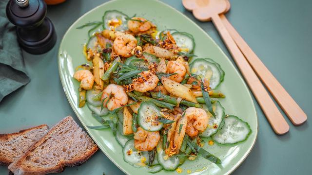 (+) Lauwarmer Spargel-Shrimp-Salat: Es muss nicht weißer oder grüner Spargel sein. Es geht auch beides!