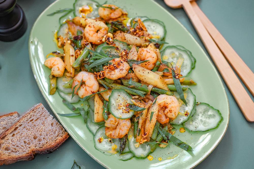 Lukewarm asparagus and shrimp salad: Lukewarm asparagus and shrimp salad
