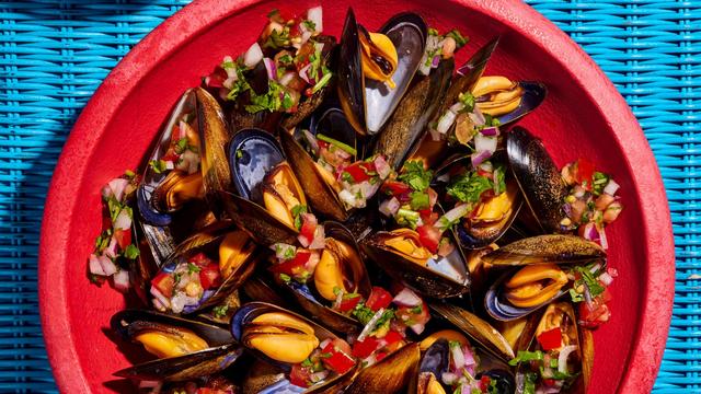 Mussels with Onion-Tomato Salsa: The Most Affordable Way to Dine Luxuriously