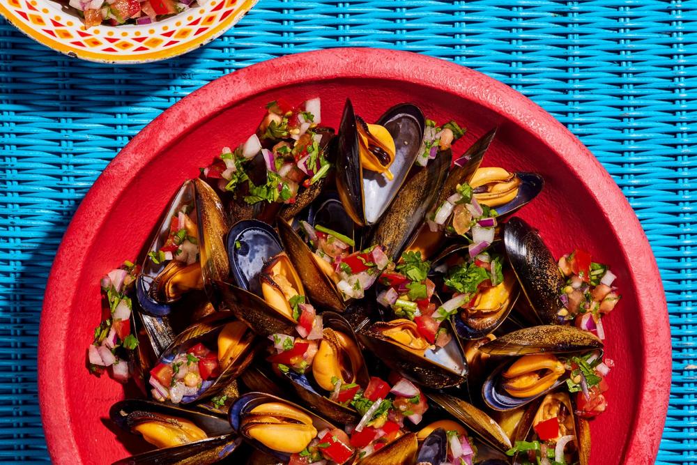 Muscheln mit Zwiebel-Tomaten-Salsa: Gegrillte Miesmuscheln mit Salsa