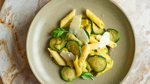 Pasta mit Zucchini und Safran: Ein Hauch von Amalfiküste