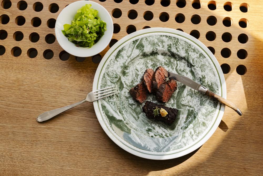 Steak vom Nierenzapfen: Zum Onglet-Steak passt ein frischer Salat – oder eine Portion hauchdünner French Fries.