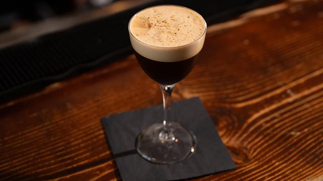 Espress-No Martini: Schwarz wie das Abendkleid
