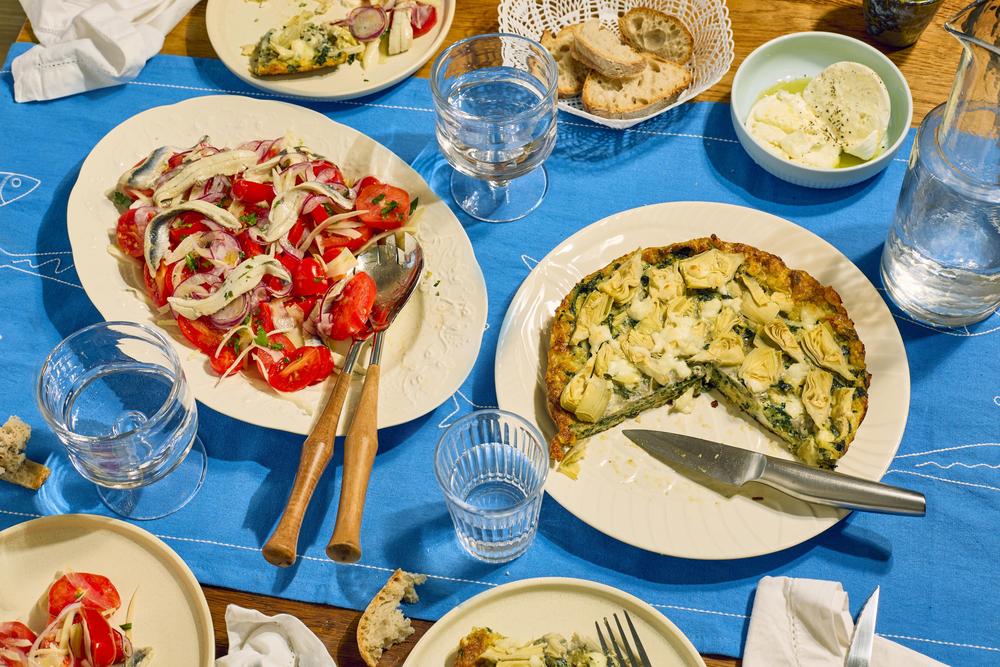Frittata und Tomatensalat mit Boquerones: Tomatensalat, Frittata und ein paar Extras: Das gelingt selbst in nur rudimentär eingerichteten Küchen.