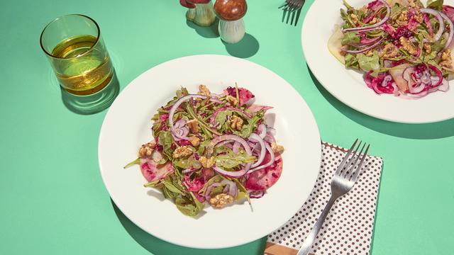 Salat mit gerösteten Walnüssen und Granatapfelsirup-Tahini-Dressing: Ein paradiesischer Salat