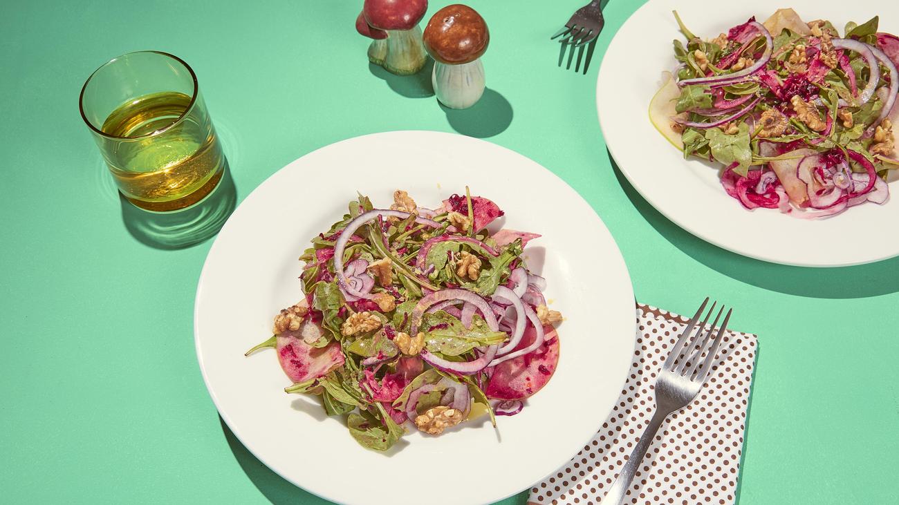 Salat mit gerösteten Walnüssen und Granatapfelsirup-Tahini-Dressing: Ein paradiesischer Salat
