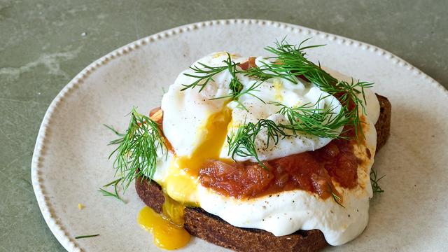 Sandwich mit Tomatenmarmelade, pochiertem Ei und Knoblauchcreme : Resteverwertung Royale