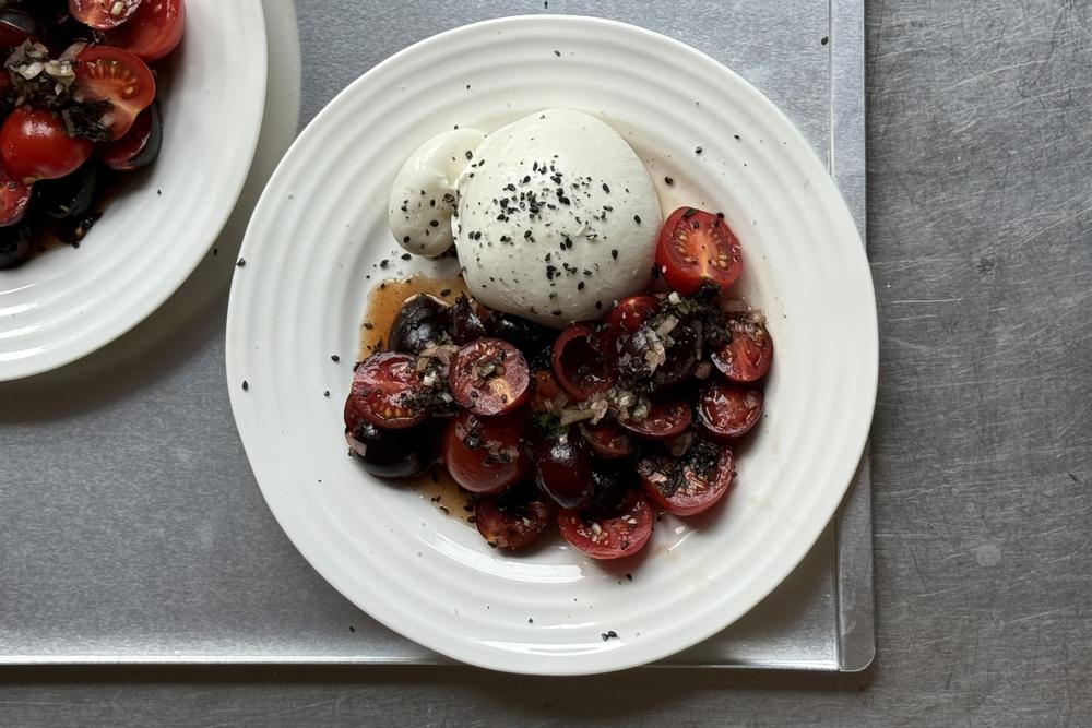  Reife Tomaten und Burrata treffen auf Ponzu und Shiso.