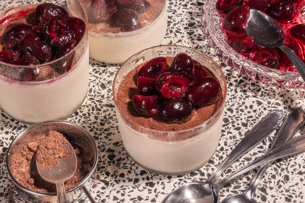 Joghurt-Semifreddo mit Amaretto-Kirschen: Joghurt-Semifreddo mit Amaretto-Kirschen