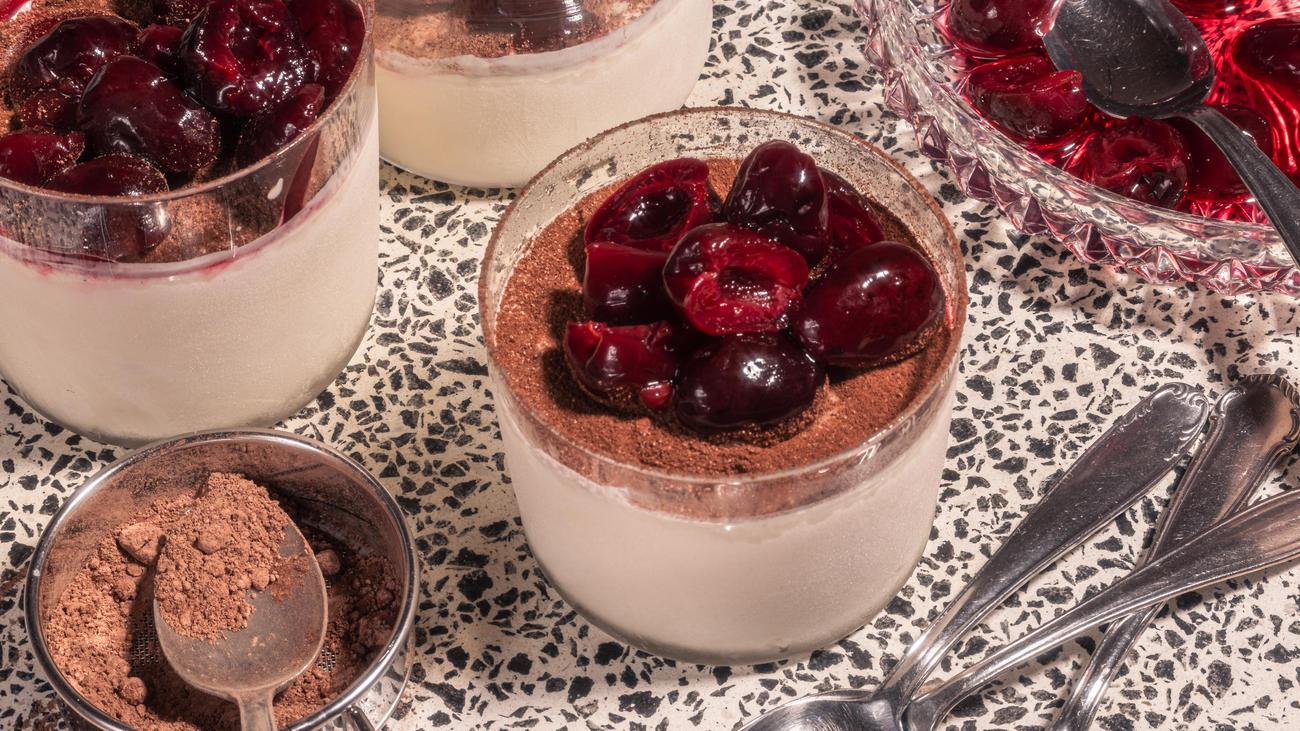 Joghurt-Semifreddo mit Amaretto-Kirschen: Im Sommer darf es schneller gehen