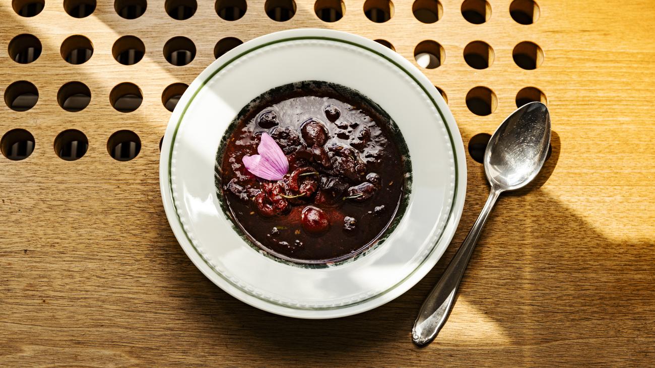Kalte Kirschsuppe: Mit der is’ gut Kirschen essen