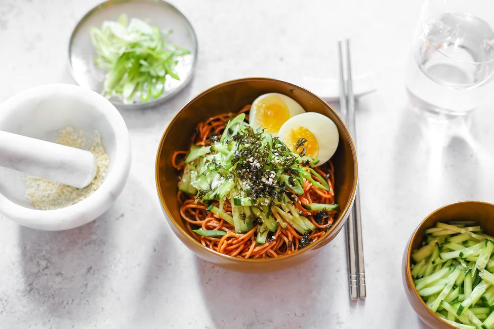 Makguksu: Die nussigen Buchweizennudeln treffen auf die feine Schärfe der Chilipaste und die Frische der Gurkenstreifen.