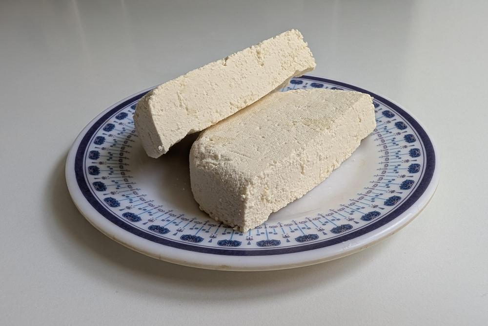 Tofu selber machen: Vor allem die Form wird ungewohnt sein, wenn man zu Hause selbst Tofu macht. Man muss nur die Bohnen über Nacht einweichen – danach geht's erstaunlich schnell.