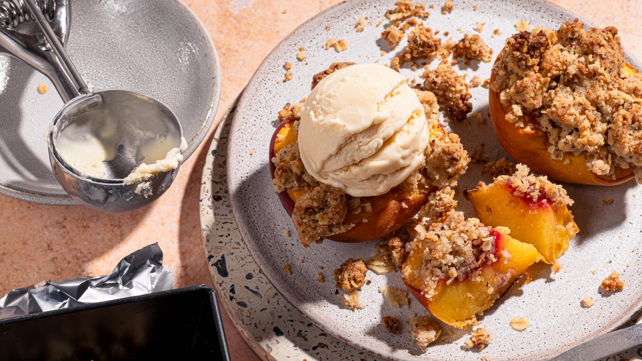 Gebackene Pfirsiche mit Haselnussstreuseln und Miso-Eiscreme: Ein Dessert gegen das Gefühlschaos