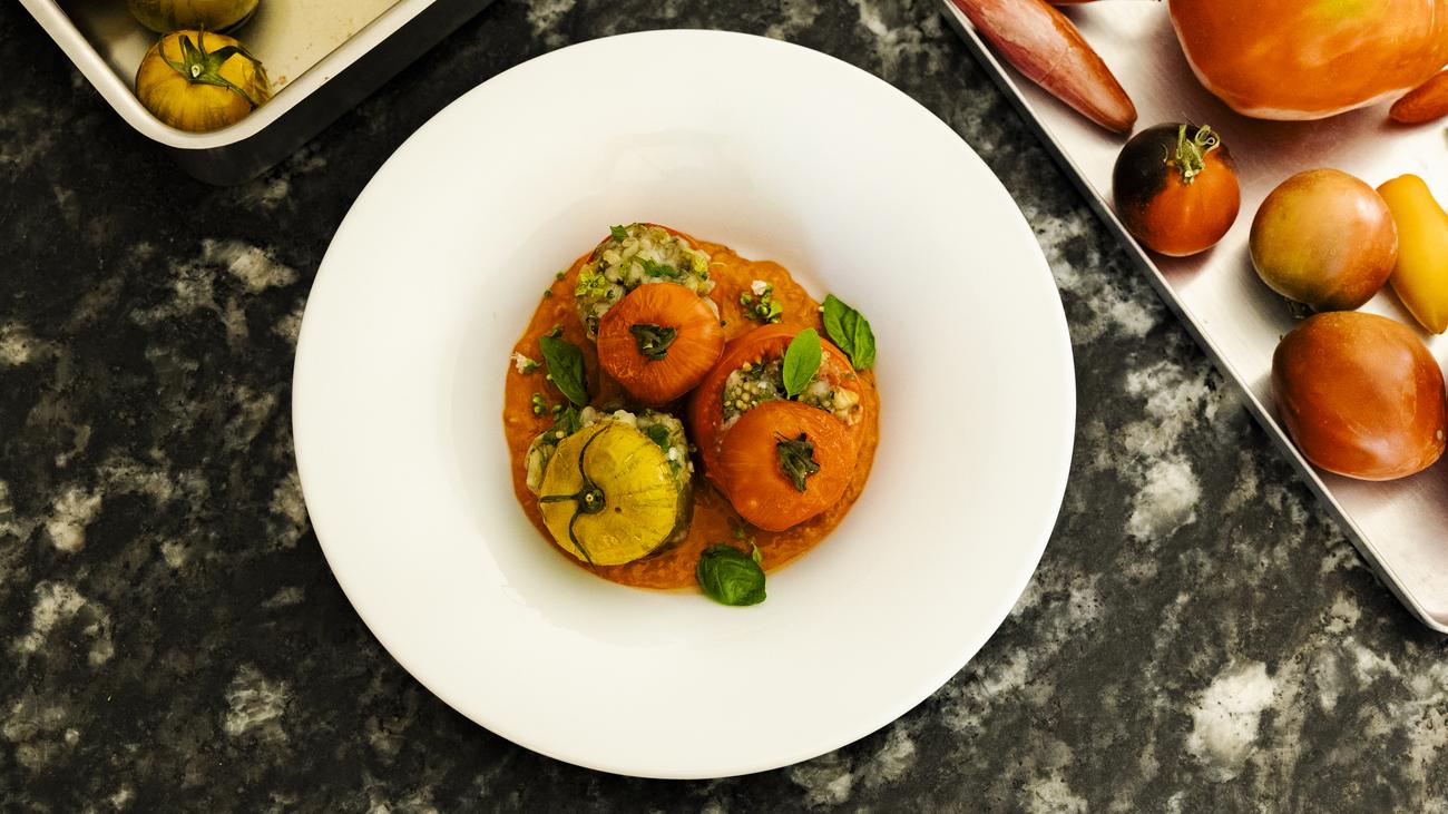 Tomatoes with eggplant filling: Paradise Tomatoes