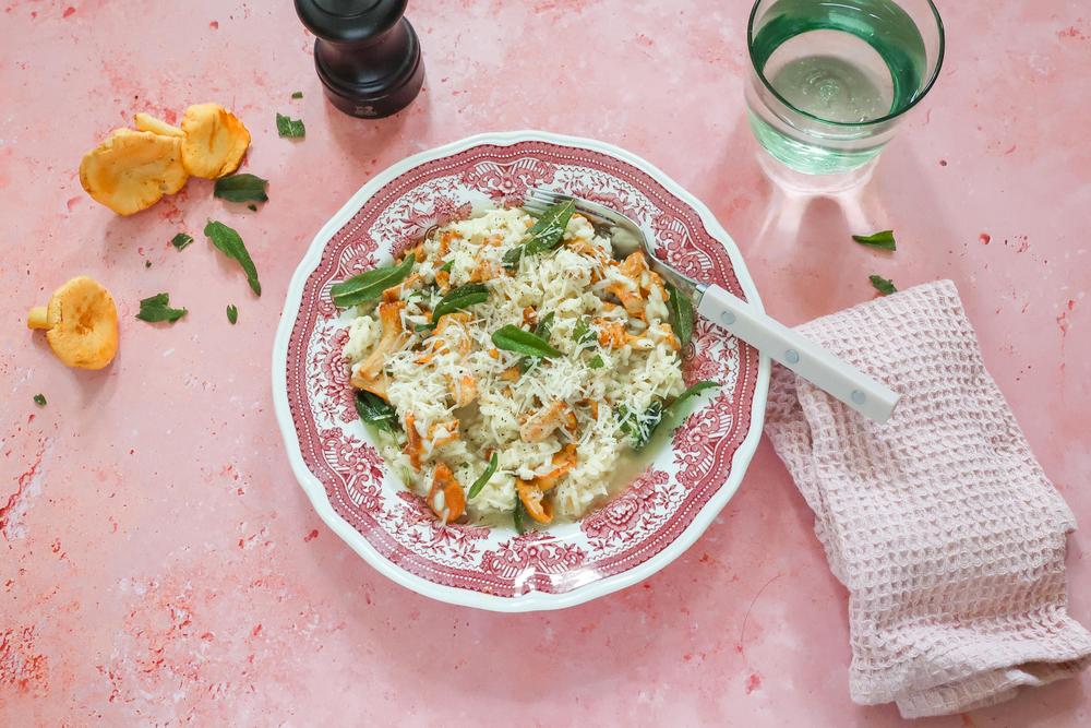 Pfifferling-Risotto: Immer mehr Brühe nehmen, als man denkt: Pfifferling-Risotto mit frittiertem Salbei