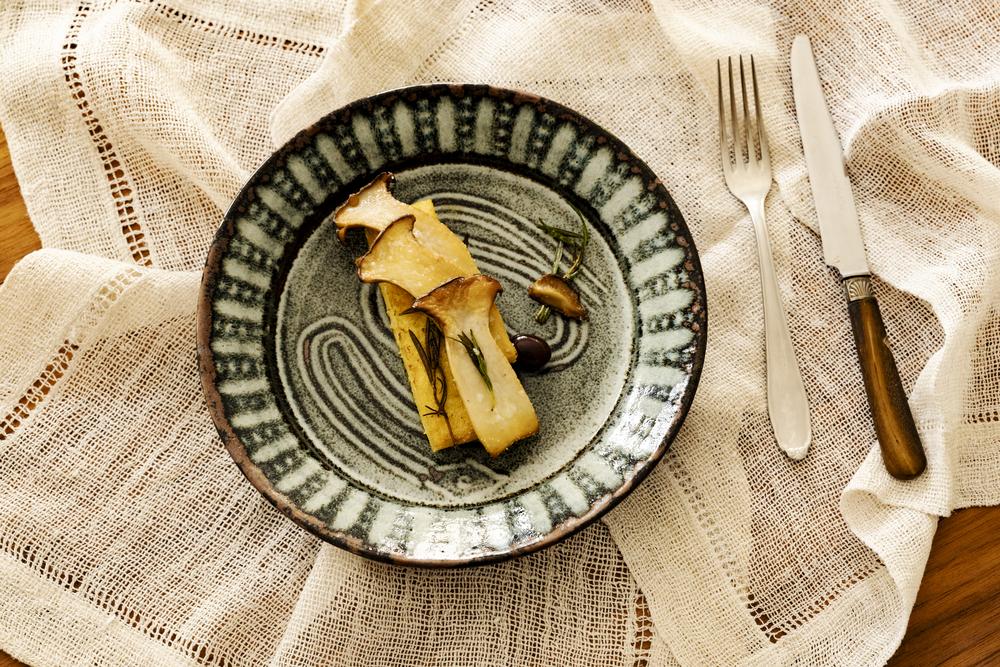 Rosmarin-Pilze und Polenta: Kräuterseitlinge und Steinpilze verstehen sich hervorragend mit dem mediterranen Kraut.