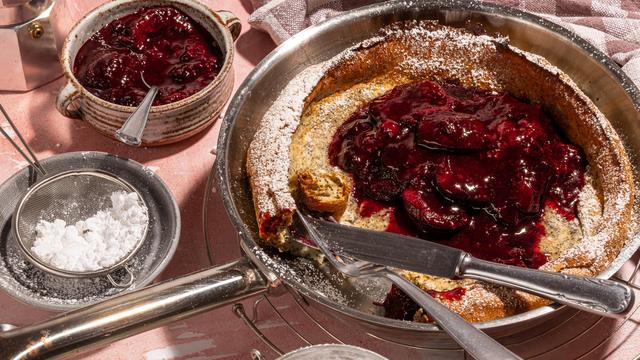 Mohn-Pfannkuchen mit Zwetschgenröster: Sieben Zwetschgen und ein Pfannkuchen