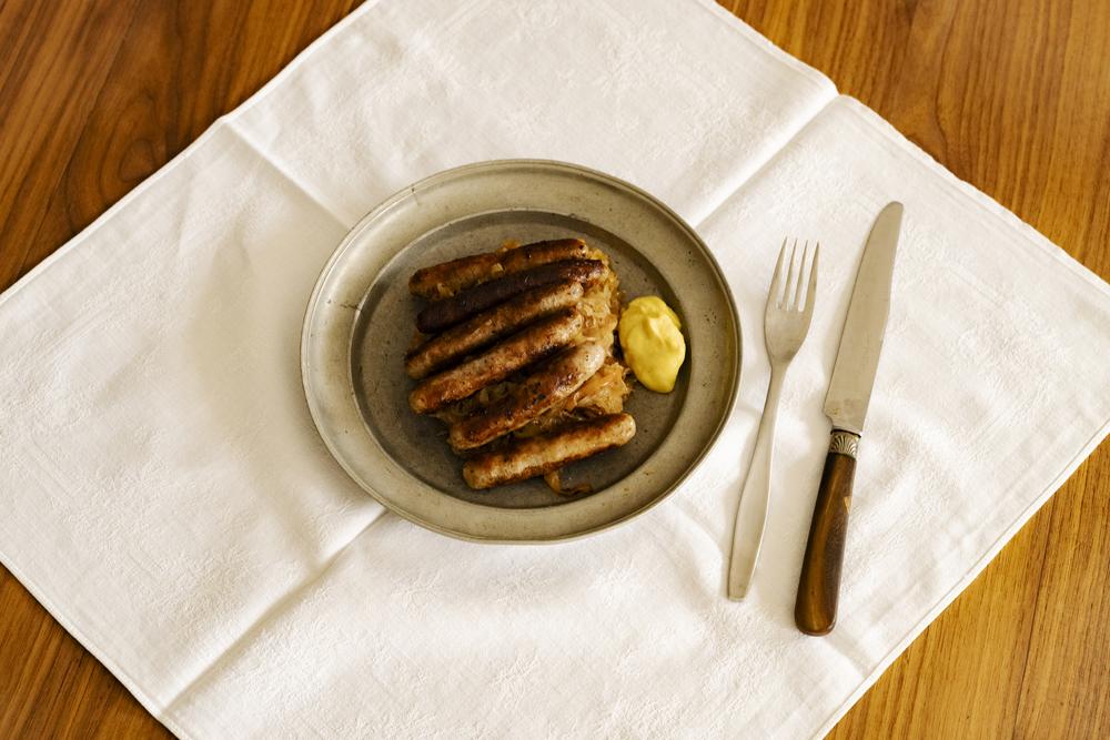  Unsere Kolumnistin brät natürlich Nürnberger Würstchen aus ihrer Heimat an. Das Rezept schmeckt aber auch mit Thüringern.