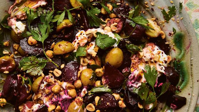 Rote Bete mit Oliven und Knoblauchjoghurt: Rote Bete für Türkisch-Anfänger