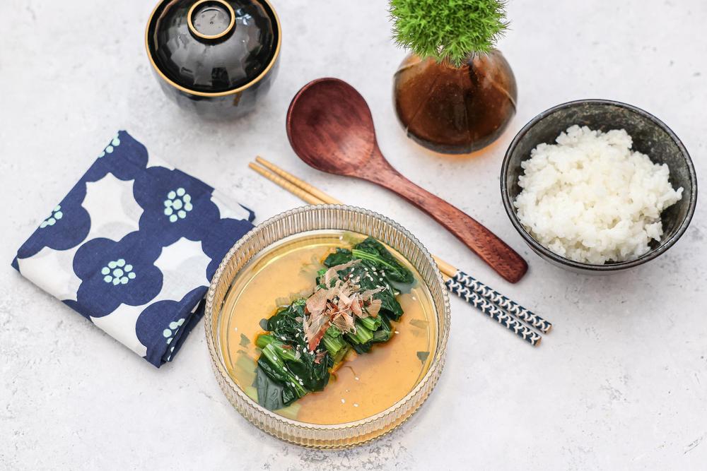 Japanischer Spinatsalat: Japanischer Spinatsalat in Dashi-Sud
