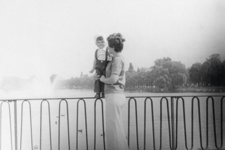 Zwangsadoptionen in der DDR: Ivonne mit ihrer Adoptivmutter im Urlaub in Schwerin 1978.