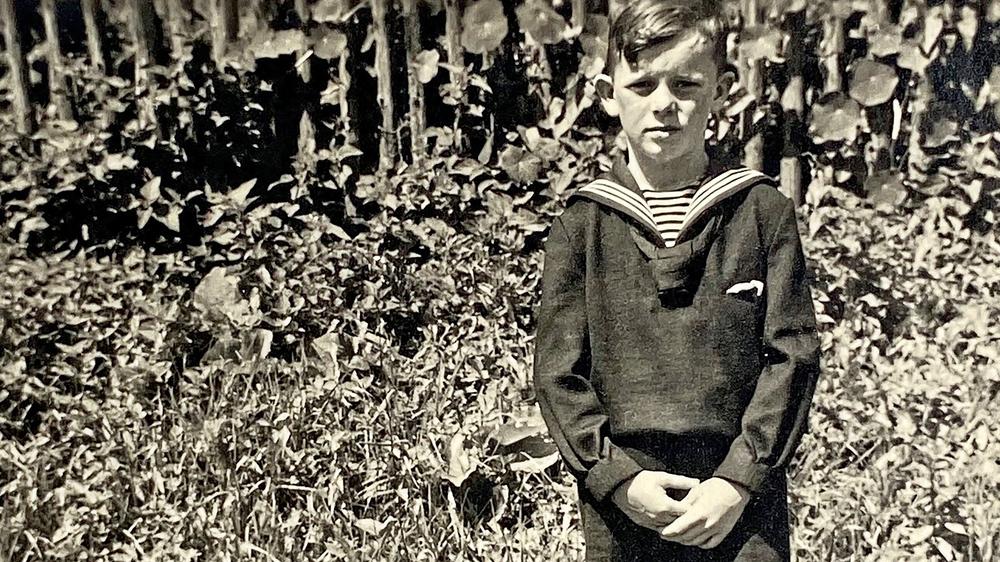Wolfgang Kaes: Das Foto seines Vaters als Junge im Matrosenanzug fand der Autor erst nach dem Tod seiner Mutter. Für ihn begann damit die Ergründung des dunklen Familiengeheimnisses.