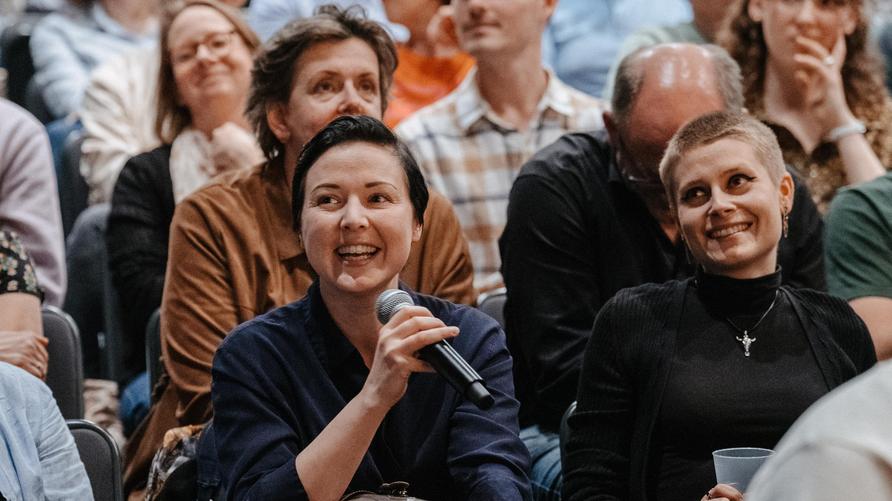ZEIT Podcast-Tour 2025: Der Interviewpodcast "Alles gesagt?" live in Leipzig und in Hamburg