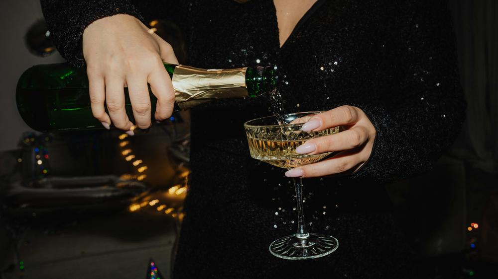 Schaumwein: Optisch lässt sich das, womit angestoßen wird, nur schwer auseinanderhalten. Doch nicht nur im Preis, auch in Geschmack und Qualität gibt es gewaltige Unterschiede.