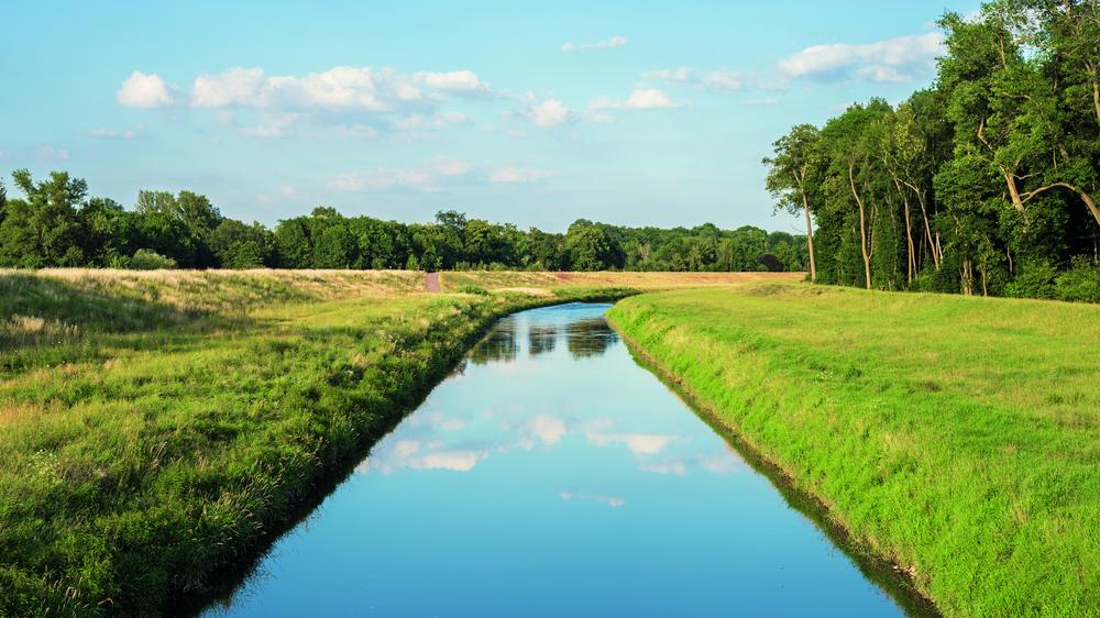 Wasserproblem: Früher sollte Regenwasser schnell raus aus dem Land. Dazu dienten Kanäle wie die Neue Luppe bei Leipzig. In Schwammdeutschland soll Wasser langsam versickern.