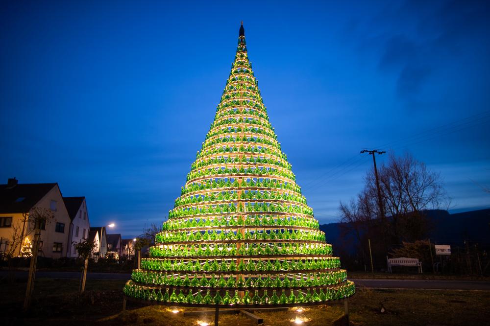 O Flaschenbaum, wie grün sind deine Flaschen: Dieses Dorf hat sich einen Weihnachtsbaum aus Weinflaschen gebaut