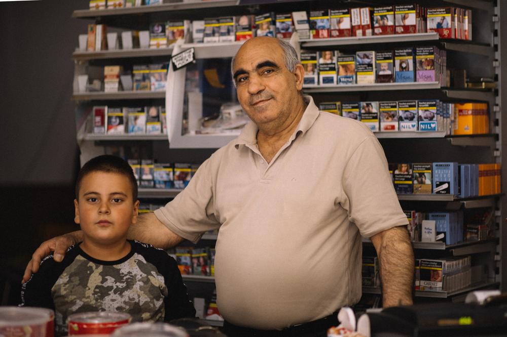  Späti-Besitzer Rıza mit seinem Enkelkind. 