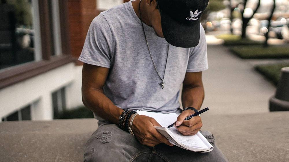 Journaling: Wie ein Tagebuch dabei helfen kann, negative Gedanken hinter sich zu lassen