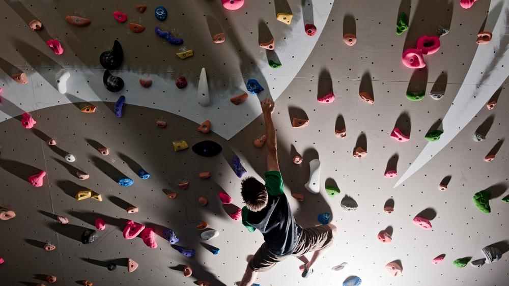 Chronische Schmerzen: Viele Menschen mit chronischen Schmerzen brauchen vor allem Ruhe. Manchen hilft aber auch: Bouldern. 