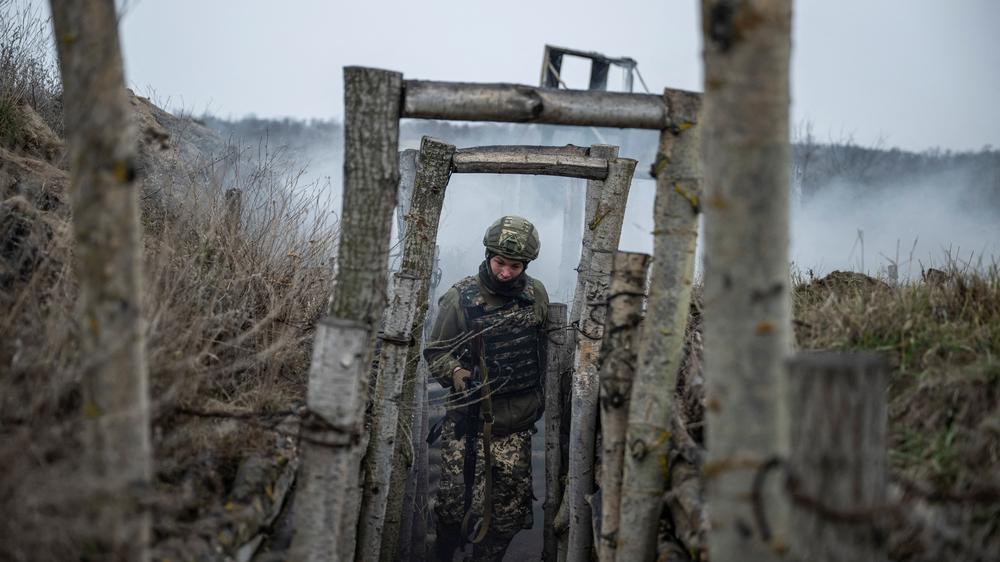 Ukraine: Ein ukrainischer Soldat bei einer Militärübung. Aber viele junge Männer haben kein Interesse, zum Militär zu gehen,  sie würden die Ukraine lieber anders unterstützen.