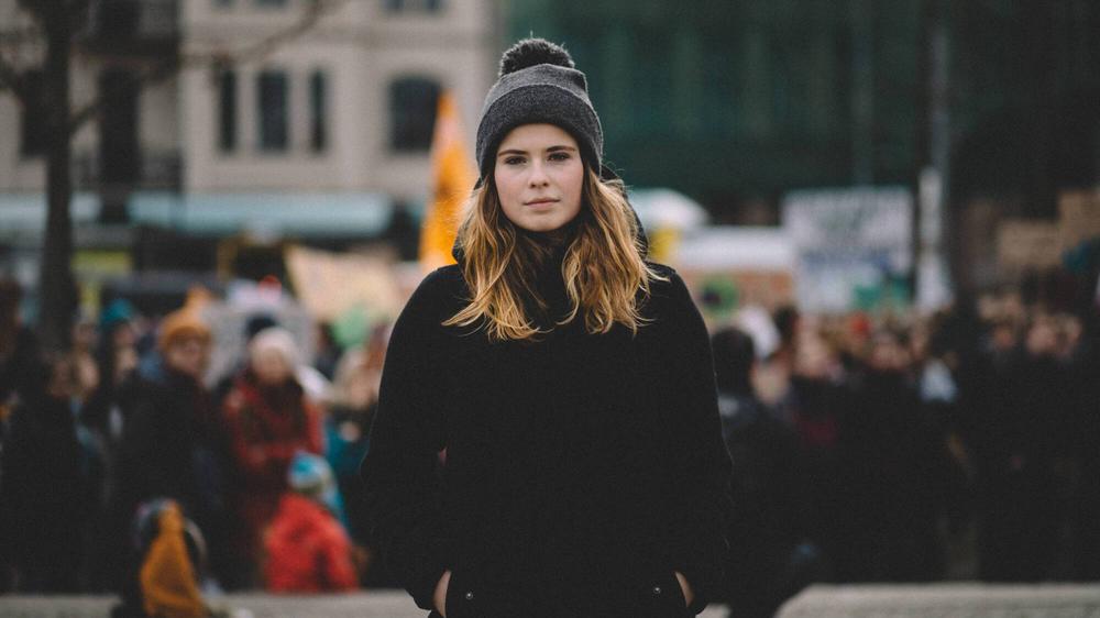 "Was mich jeden Tag antreibt, sind nicht die Menschen, die im Bundestag sitzen, sondern die Menschen, die davor stehen." Klima-Aktivistin Luisa Neubauer. 
